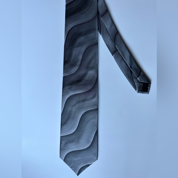 Authentic Pierre Cardin Tie - Picture 1 of 4